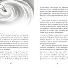 Zwei Seiten eines Buches mit Kapitelbeginn "5". Text beschreibt eine Familienszene. Links oben ein Strudel mit Fußabdruck.