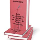 Ein Buchstapel. Titel: "Es ist die Leichtigkeit, die den Herrn am Tisch von der Putzfrau unterscheidet". Autor: Slata Roschal.