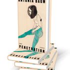 Text: "ANTONIA BAUM, PENETRATION, ROMAN, CLAASSEN." Illustration einer sitzenden Frau mit blauen Strumpfhosen.
