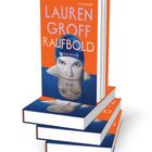 Buch mit orangener Schrift: "LAUREN GROFF RAUFBOLD", darunter ein Gesicht mit Schwimmhaube. Bücher gestapelt.