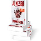 JO NESBØ, MINNESOTA, SPIEGEL Bestseller. Bücherstapel mit schneeweißen Covern und rotem Fußabdruck.