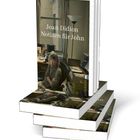 Text: "Joan Didion, Notizen für John." Stapel von Büchern mit einer Frau in einem Büro abgebildet.