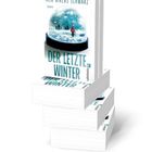 "Der letzte Winter", Iver Niklas Schwarz, Ullstein. Ein Stapel Bücher zeigt eine Schneekugel mit einer winterlichen Szene.