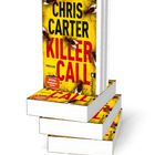 „CHRIS CARTER KILLER CALL“, Thriller, roter Hintergrund mit Insekten. Stapel von Büchern.