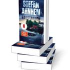 STEFA AHNHEM, HAUSTAUSCH. Thriller-Stapel, Seenlandschaft, rotes Haus, dunkler Himmel, "Spiegel Bestseller Autor" Box.