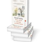 Drei Stapel des Buches "Was nicht gesagt werden kann" von David Szalay. Cover mit Person auf einem Weg zwischen Bäumen.