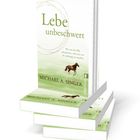 "Lebe unbeschwert" von Michael A. Singer; Illustration: Pferd auf grünem Hintergrund, Stapel Bücher.