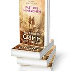 Titel: "Fast wie im Märchen - Die Brüder Grimm und ihre Zeit". Mehrere Bücherstapel, braune Waldszene.