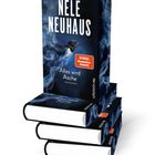 Ein Stapel Bücher mit dem Titel „Alles wird Asche“ von Nele Neuhaus und „Spiegel Bestseller-Autorin“ Hinweis.