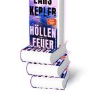 Text: "Lars Kepler, Höllenfeuer, Thriller, Spiegel Bestseller-Autor". Vier gestapelte Bücher mit einem düsteren, waldartigen Umschlag.