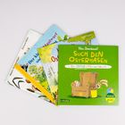 Text: "Such den Osterhasen: Ein Oster-Mitmachbuch". Ein Stapel Kinderbücher, das oberste mit einem grünen Cover.