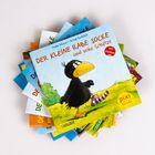 „Der kleine Rabe Socke und seine Schätze“ steht auf einem Buchcover. Darauf ist ein gezeichneter Rabe mit Ringelsocke.
