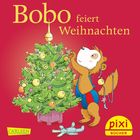 "Bobo feiert Weihnachten." Illustration von Tier, das Weihnachtsbaum schmückt. Spielzeug liegt daneben.