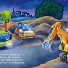 Nun ist es Sonnenuntergang, alle ruh'n beim Glockenklang. Bagger macht jetzt seine Runde, sagt Gute Nacht zur Abendstunde. Fröhliche Baufahrzeuge mit Gesichtern arbeiten in einer nächtlichen Landschaft.