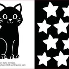 „Babys lieben starke Kontraste. Als Erstes nehmen sie Schwarz-Weiß und Grautöne wahr.“ Illustration: Schwarze Katze links, rechteckig gruppierte Sterne rechts.
