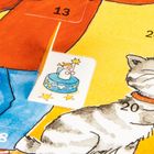 Text: 13, 20. Illustration eines Engels auf einer blauen Trommel mit gelben Sternen. Ein Teil einer Katze ist sichtbar.