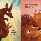 Zwei Illustrationen: ein Kängurubaby schläft im Beutel der Mutter; ein Löwenjunges schläft auf dem Rücken des Vaters.