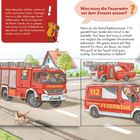 Wer hilft, wenn es brennt? Feuerwehrfahrzeuge eilen zu einem Haus, aus dem schwarzer Rauch quillt. Personen flüchten.