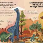 Komm mit auf Zeitreise und begleite sie auf ihren Abenteuern! Illustration von bunten Dinosauriern in einer prähistorischen Landschaft.