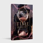 Buchcover mit der Aufschrift: "ALL TIME RUNS OUT. SIE GLAUBTE NICHT AN GÖTTER BIS EINER IHR HERZ STAHL." Eine Sanduhr ist dargestellt.