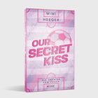 Buchtitel: "OUR SECRET KISS". Autor: Mimi Heeger. Untertitel: "Die Tochter vom Coach". Dominante Farben: Pink und Lila.