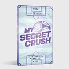 „MY SECRET CRUSH“ in violetter Schrift, oben „MIMI HEEGER“. Im Hintergrund ein Fußball. Unten „DER STAR DER MANNSCHAFT“.