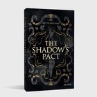 Der Titel "The Shadow's Pact" ist in der Mitte. Es umgibt kunstvolles, verschnörkeltes Gold- und Dunkelgraumuster.