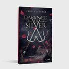 Buchcover: Oben "EMILIA LAFORGE", in der Mitte "DARKNESS OF SILVER", unten "BREAKING CHAINS". Zwei Sicheln, rote Blütenblätter.