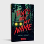 „That’s Not My Name“ in roten Buchstaben, Autor: Megan Lally. Ein Wald mit einem beleuchteten, abgelegenen Haus.