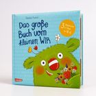 Ein grünes, pelziges Wesen mit Blumen auf dem Kopf sagt "HALLO". Daneben ein herzförmiges Haus und der Text: "Das ist das kleine WIR."