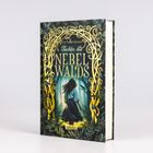 "Tochter des Nebelwalds" von Gry Kappel Jensen. Illustration: Mädchen im Wald, umgeben von Pflanzen und Vögeln.