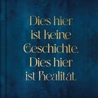 „Dies hier ist keine Geschichte. Dies hier ist Realität.“ In goldener Schrift auf blauem Hintergrund mit goldenen floralen Verzierungen.