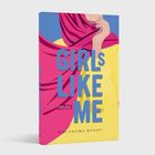 Text: "GIRLS LIKE ME", "CARLSEN", "BIBI FATIMA MUSAVI". Illustration einer Person mit pinkem Schal und gelbem Oberteil.