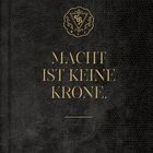 "Macht ist keine Krone." In goldener Schrift. Oben ein verziertes Logo mit einem Dreieck und einer Schlange.