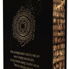 „Die Dunkelheit hätte mich fast verschlungen, doch mein Herz sehnt sich nach dieser Kraft.“ Goldglanz, Bücherwand.