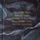 Text: "Merke dir dies: Wer auf dem Schlachtfeld am Leben hängt, ist der Erste, den der Tod ereilt. vorläufiges Cover." Elegantes Design mit goldenen Verzierungen.