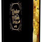 „Under the Oak Tree“ und „vorläufiges Cover“ in goldenen Buchstaben, mit filigranen Zweigen und Eicheln verziert.