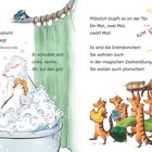 "Badetag: Plitsch, platsch! Murphy liegt in der Badewanne." Ein Bär badet fröhlich, während Erdmännchen anklopfen.