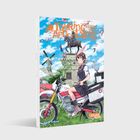 "TOURING AFTER THE APOCALYPSE" steht in orange vor blauem Himmel. Frau mit Motorrad, Statue und Windräder im Hintergrund.