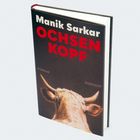 Das Buchcover zeigt den Titel "Ochsenkopf" von Manik Sarkar, darunter ein Bild eines Ochsenkopfes von hinten.