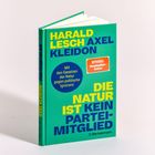 Buchtitel in großen Buchstaben: "DIE NATUR IST KEIN PARTEIMITGLIED". Autoren: Harald Lesch, Axel Kleidon.