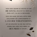 Ein Ast mit goldenen Blättern; Text: Mächtiger Gegner wie die Sonne, Magie im Land der Todgeweihten, bereit für den Preis.