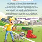 "Wettkampf der Teams im turbulenten Trainingscamp." Ein Junge mit gelbem Hemd, Hund, American Footballs, Wiese, Zelt.