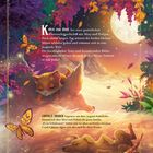 "Komm zur Ruhe bei einer gemütlichen Gutenachtgeschichte mit Maxi und Helium." Zwei Tiere schlafen unter bunten Blättern.