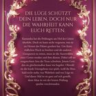 „DIE LÜGE SCHÜTZT DEIN LEBEN, DOCH NUR DIE WAHRHEIT KANN EUCH RETTEN.“ Verzierungen mit Blatt- und Lichtelementen.