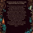 Auf einem dunkel gestalteten Hintergrund ist ein Text mit Ornamenten, Blumen, einem anatomischen Herz und einem Schmetterling dekoriert.