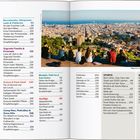 Links stehen Inhaltsverzeichniseinträge zu Barcelona. Rechts ein Foto einer Stadtansicht mit Menschen im Vordergrund.