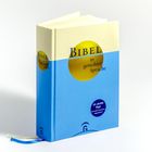 "BIBEL in gerechter Sprache" steht auf einem Buch mit gelbem und blauem Cover. Ein rundes Logo erwähnt "20 JAHRE BigS".