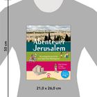 Text: "Abenteuer Jerusalem. Die aufregende Geschichte einer Stadt dreier Weltreligionen." Ein Buchcover auf einem Shirt.