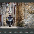 "Ride. Spanien: Das Pyrenäendorf Ansó lockt mit Charme und Geschichte. Ein Motorradfahrer in schmaler, steiniger Gasse."